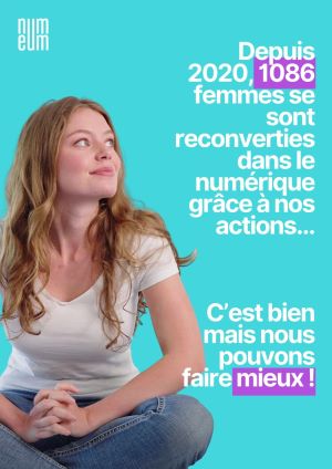Affiche de Numeum sur la reconversion des femmes dans les métiers du numérique. Jeune femme et texte